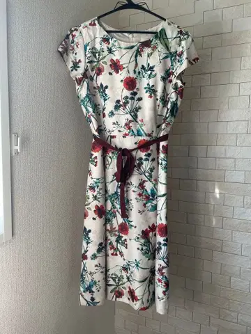 꽃무늬 반팔 원피스 경사