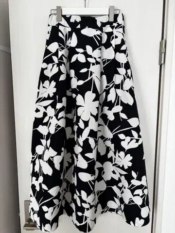 새상품급 PLST 블랙/흰 꽃 패턴 플레어 스커트 L