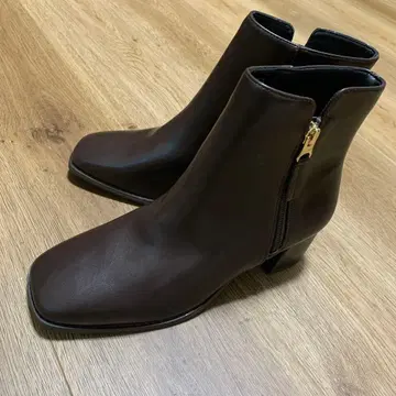 브라운 가죽 지퍼 부츠