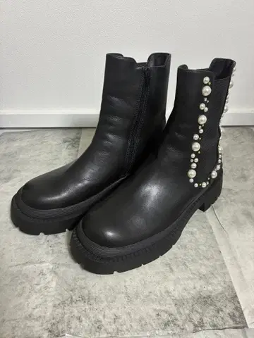 RANDA 펄 x 스터드 사이드 고어 부츠 블랙 펄 장식