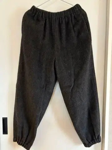 카구레 울 샤기 팬츠 택 포함 시착만 한 상품 차콜 그레이