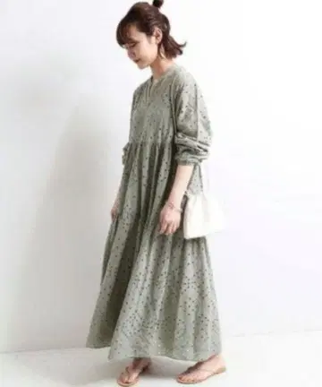 새상품급 슬로브 이에나 자수 티어드 원피스