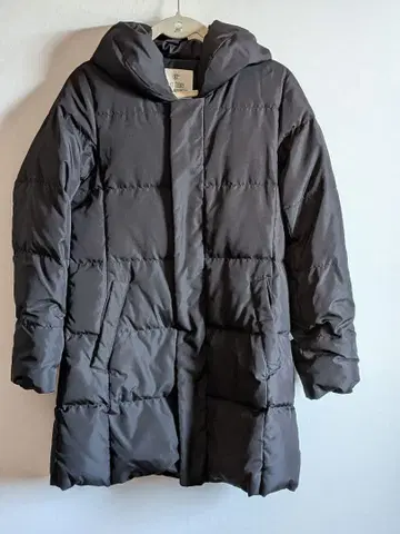 립스타 후드 부착 블랙 다운 자켓