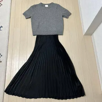 H&M 그레이 반팔 니트와 블랙 플리츠 스커트 세트