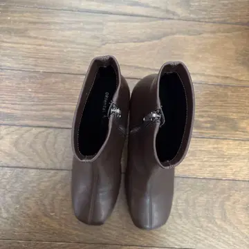 브라운 지퍼 달린 숏부츠