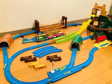 기간 한정 프라레일 레이아웃 차량과 장난감 상자 포함