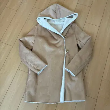 [ DECOY ] 후드 부착 베이지 무스탕 코트