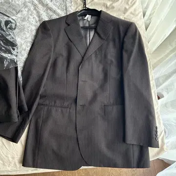 D'URBAN 다크 브라운 스트라이프 수트 이름 자수 있음