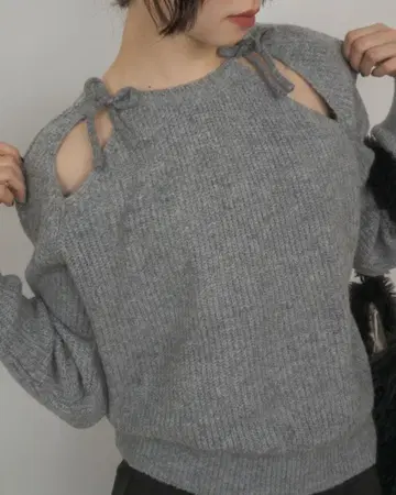 Birthdayroom 오픈 숄더 슬릿 리본 니트