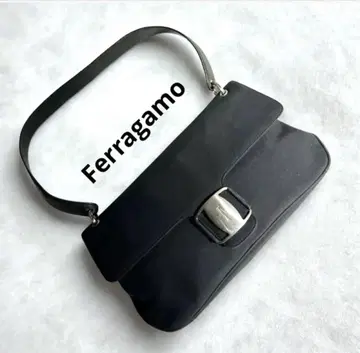 [ 주말 한정판 ] Ferragamo 블랙 숄더백