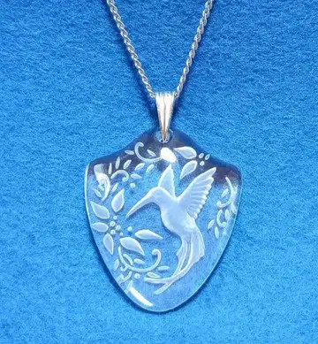 벌새 조각 크리스탈 목걸이