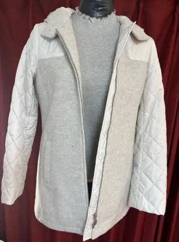 후드 부착 퀼팅 자켓 그레이. 팬츠에도 스커트에도 잘 어울립니다.