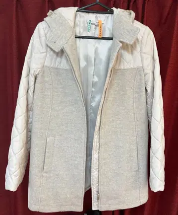 후드 부착 퀼팅 자켓 그레이. 팬츠에도 스커트에도 잘 어울립니다.