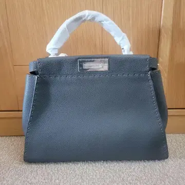 귀여운 그레이 가죽 숄더백 약 30cm x 20cm