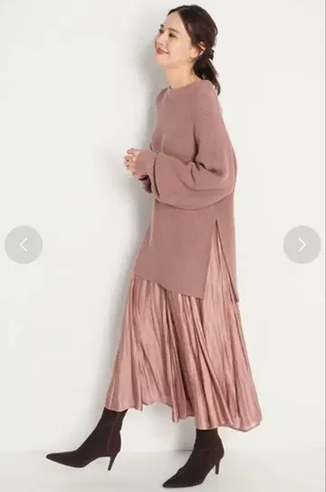 핑크 니트와 플리츠 스커트 셋업