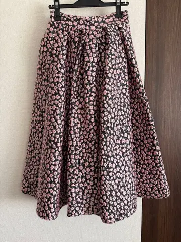 SEVEN TEN 작은 꽃 자카드 스커트