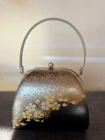 미사용 일본 의류용 백 블랙과 금색 벚꽃 디자인