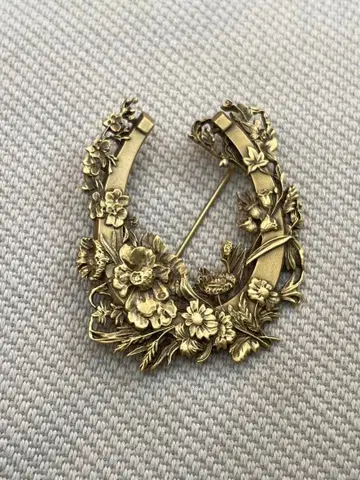 보스턴 미술관 MFA 말발굽 꽃무늬 브로치