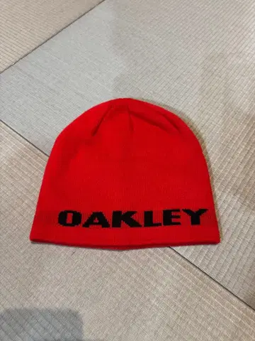 초 메루카리 장터 한정 판매 중! OAKLEY 빨간색 니트 모자
