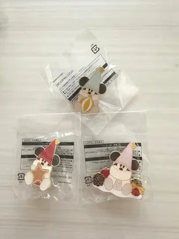 화이트 릴린린 핀 배지 3개 아부즈 바자르