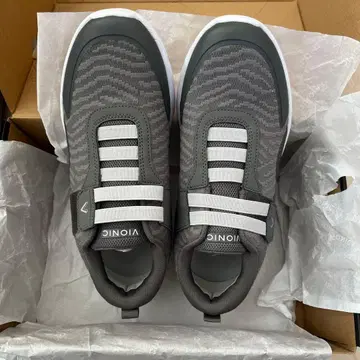 VIONIC 그레이 스트랩 스니커즈