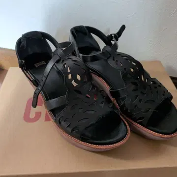 [ 캠퍼 ] 블랙 컷 아웃 디자인 샌들