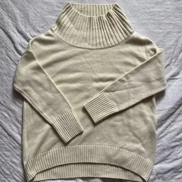 새상품급 E by eclat 보틀넥 니트 크림색 계열