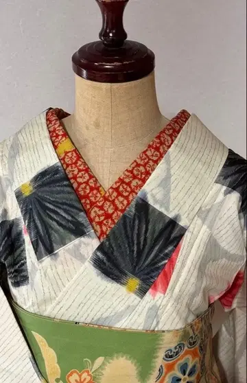 메이센 기모노 화이트 베이스 홍화 블랙화