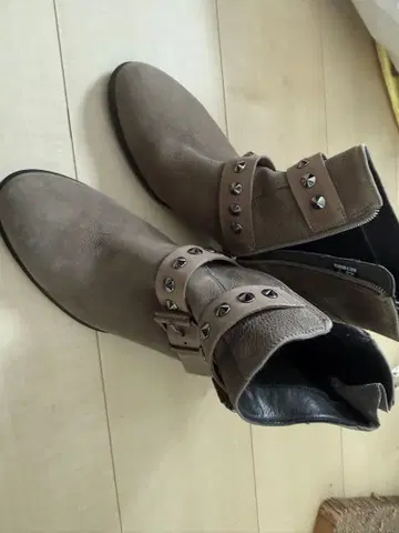 ECCO 스터드 장식 그레이 숏부츠