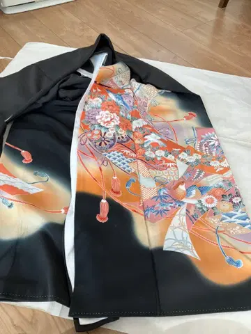 검정색 전통 예복 기모노 꽃무늬 기모노 가문이 있습니다