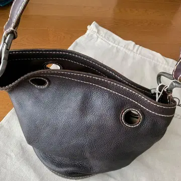 45R 다크 브라운 가죽 숄더백