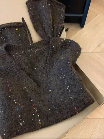 다크 그레이 V넥 긴팔 스웨터 비즈 포함