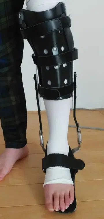 왼쪽 단하지 보조기