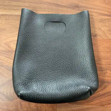 Hender Scheme 블랙 가죽 핸드백