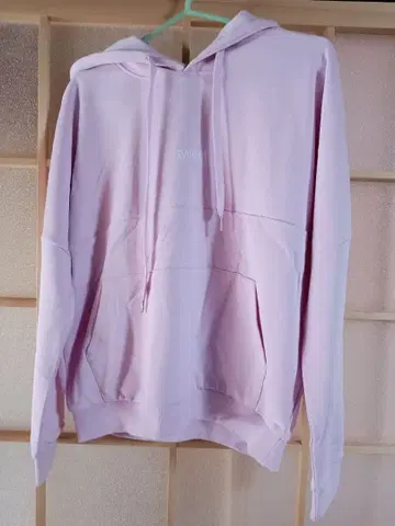 연한 핑크색 후드티