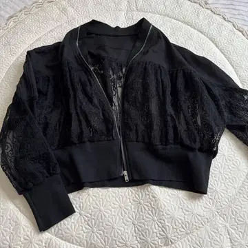 Lumier 레이스 포함 블랙 크롭 자켓