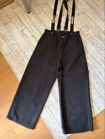 서스펜더 와이드 팬츠 다크 그레이