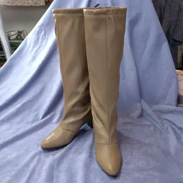 베이지 합성 피혁 롱 부츠 중간 힐