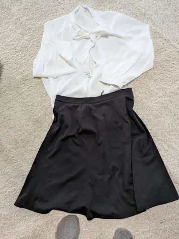 gu 화이트 블라우스와 이온 블랙 스커트 셋업