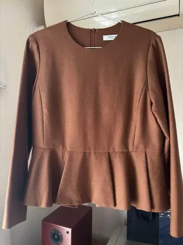 [ 새상품급 ] 어도어 울 페플럼 블라우스 상의