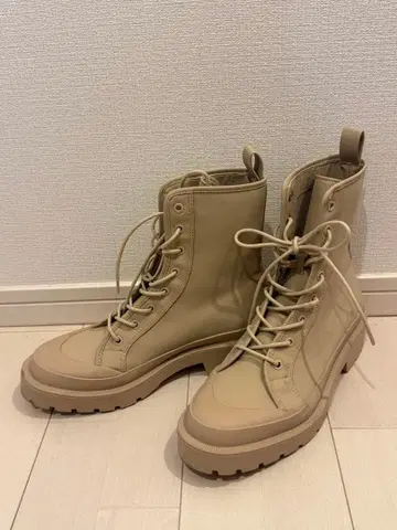 Zara 베이지 러버 통굽 레이스업 부츠