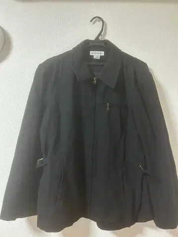 블랙 자켓 지퍼 달린 포켓