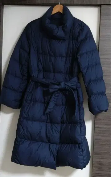 네이비 벨트 포함 다운 코트 롱 기장 유니클로 여배우 옷깃 벤치 코트