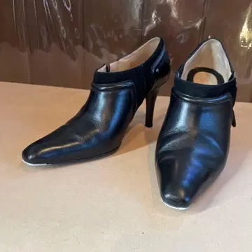 콜한 블랙 펌프스