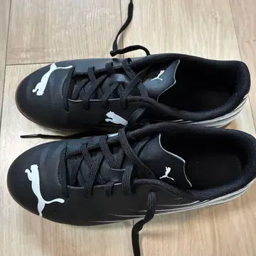 [ 새상품급 ] 21.5cm Puma 블랙/화이트 실내 트레이닝 슈즈