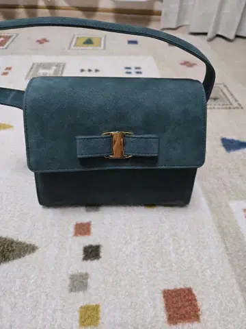 다크 그린 스웨이드 핸드백