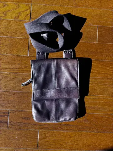 다크 브라운 가죽 숄더백