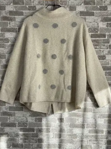 [새상품급] 베이지 도트 무늬 스웨터 긴팔 사이즈 M L