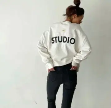 Cheri STUDIO 백 프린트 긴팔 맨투맨