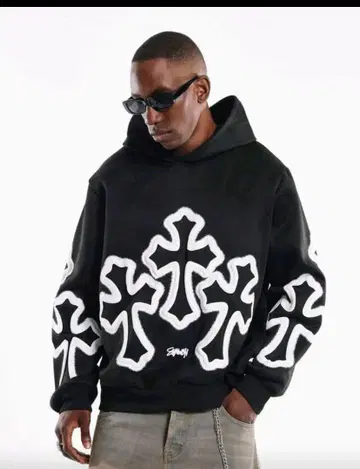 SUMWON 스타일리시한 고딕풍 크로스 프린트 풀오버 후드티